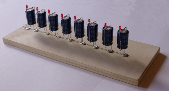 Bytedarstellung als elektronische Schaltung mit Kondensatoren