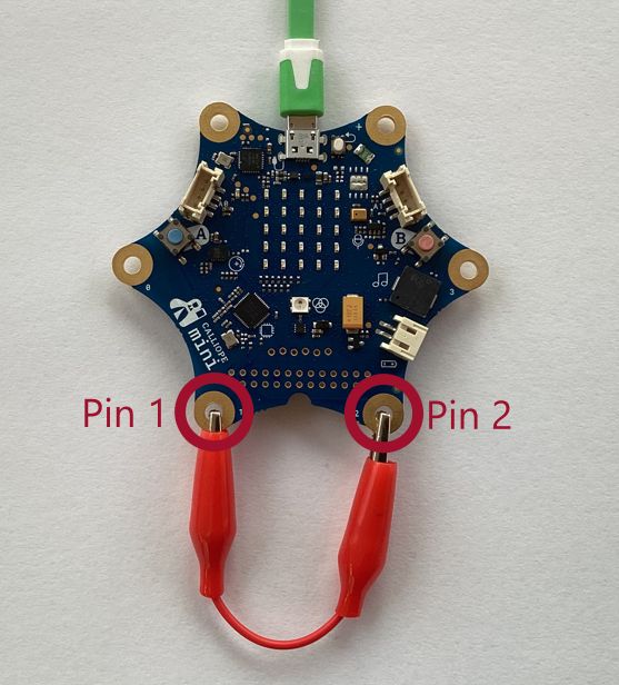 Calliope Mini, bei dem die Pins 1 und 2 mit einer Leitung verbunden sind