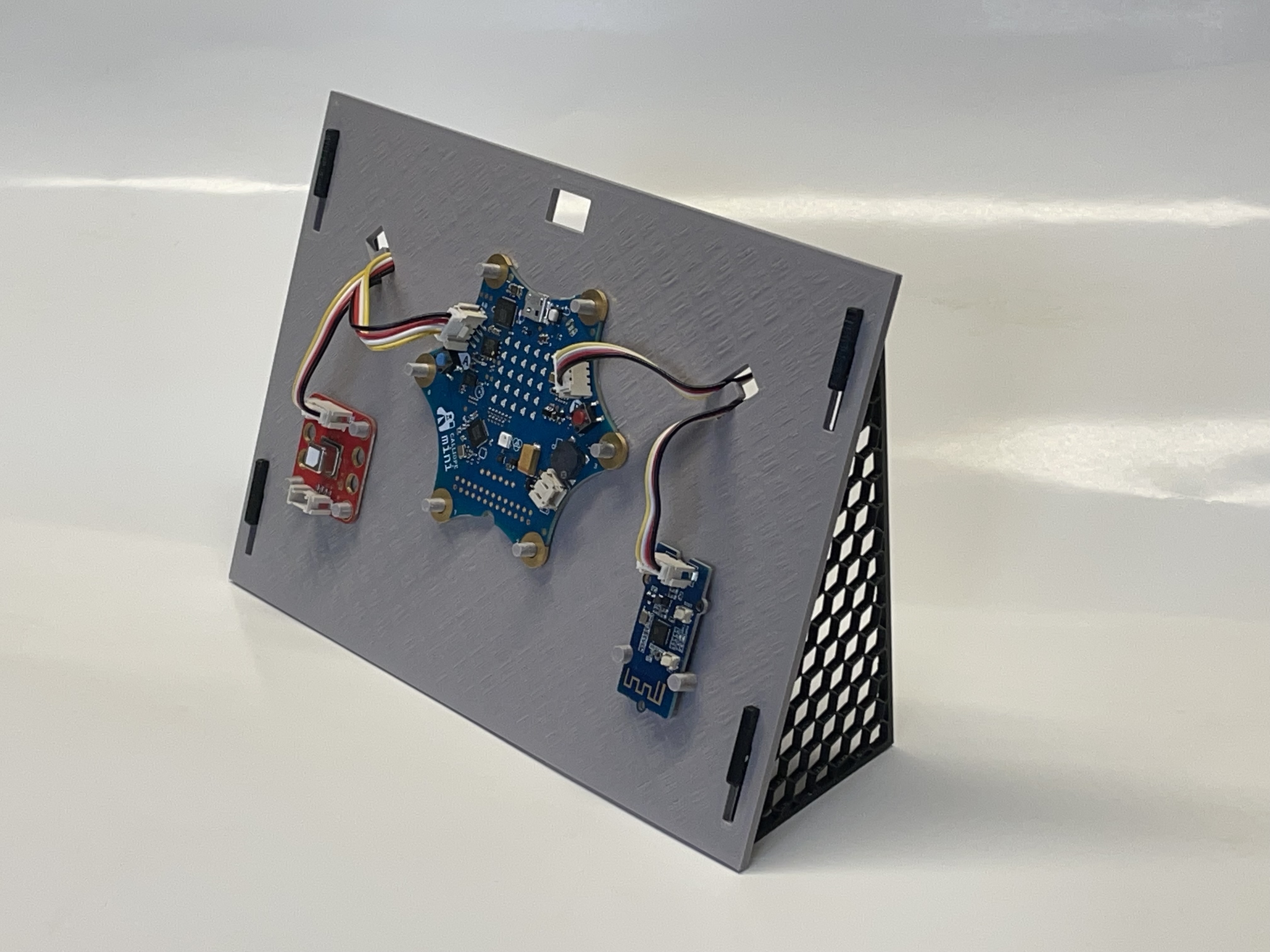 Halterung aus dem 3D-Drucker Halterung aus dem 3D-Drucker mit Calliope, SCD40-Sensor und WLAN-Modul