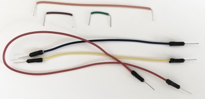 Kabel Darstellung je dreier Steckbrücken und Kabel verschiedener Länge und Farben