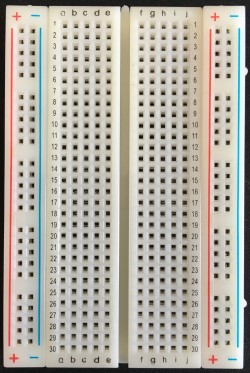 Steckbrett Darstellung eines Steckbretts mit 30 Reihen