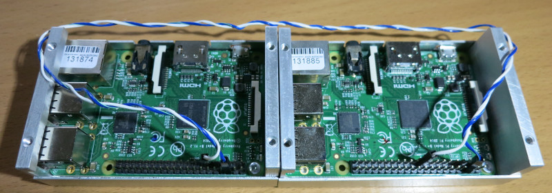 RasPis mit Kabeln verbunden Bild 2er mit Kabeln verbundener RasPis