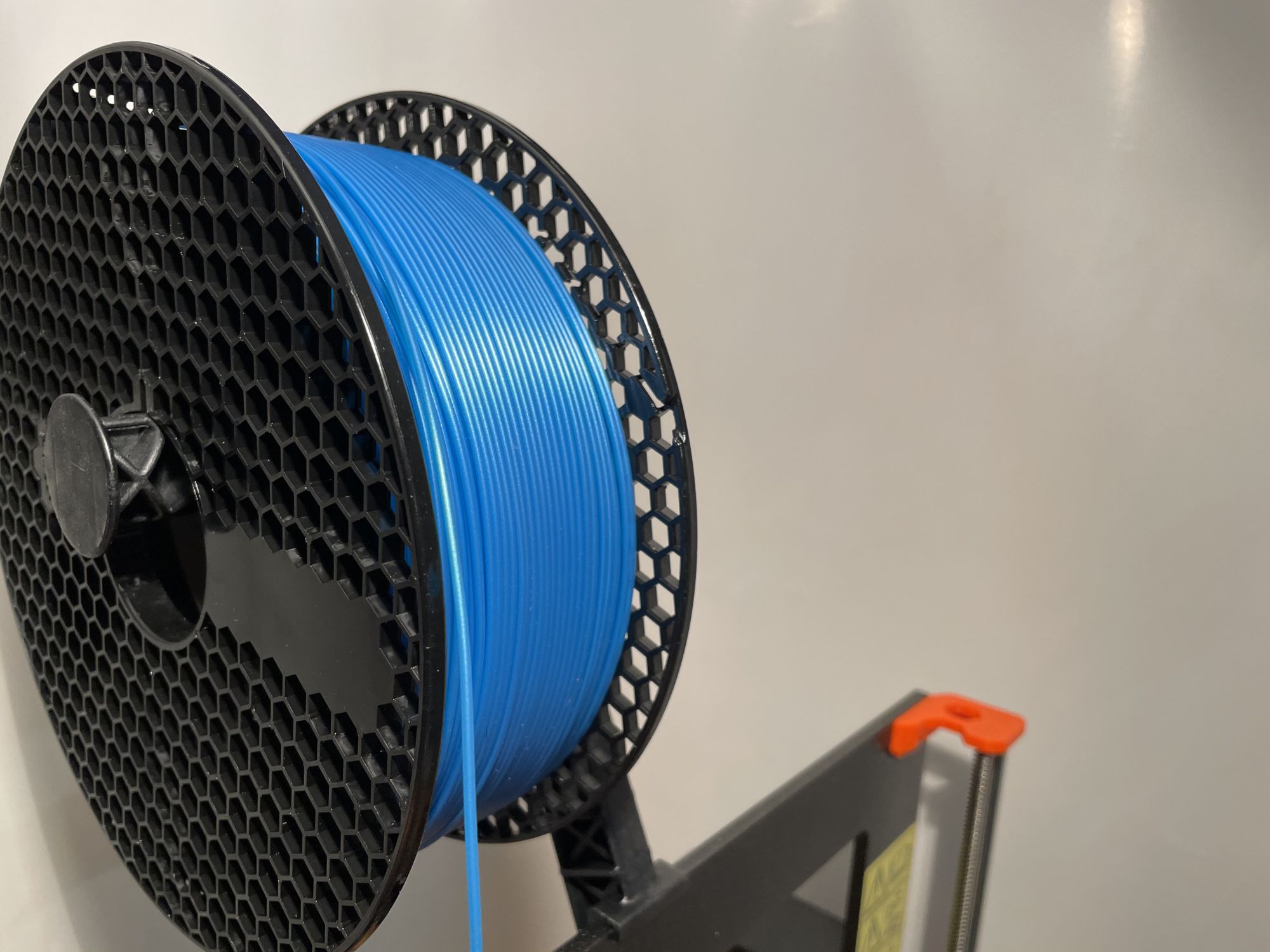 Filament Blauer drahtförmiger Kunsstoff auf einer schwarzen Spule gewickelt