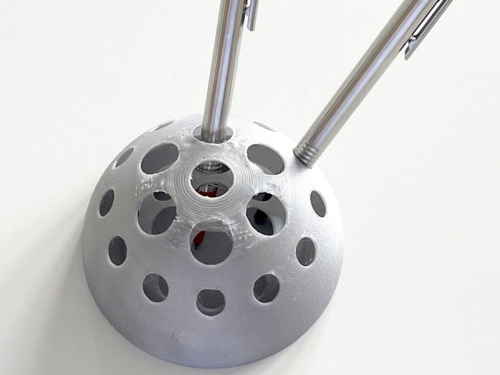 Stifte-Igel Zwei Halbkugelschalen ineinander mit Löchern und zwei Stiften