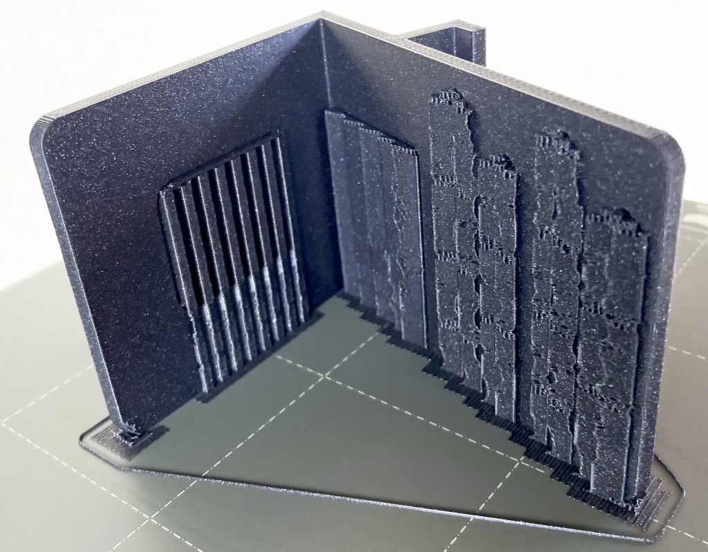 Frisch gedruckter Ständer Ständer auf Druckbett seitlich liegend mit Stützen