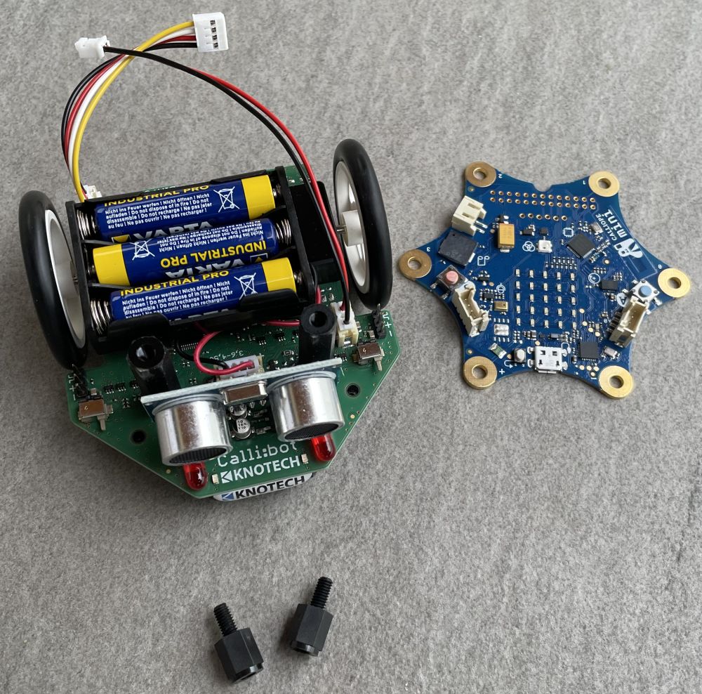 Batterien eingelegt Callibot mit korrekt eingelegten Batterien, Schrauben sind entfernt, Calliope ist mit USB-Anschluss nach hinten gedreht