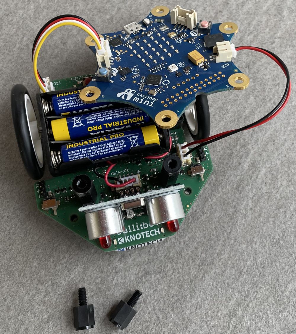 Kabel angesteckt Kabel des Calli:bot sind mit Calliope verbunden