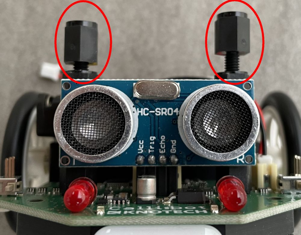 Schrauben Callibot von vorne mit leicht herausgedrehten Plastikschrauben