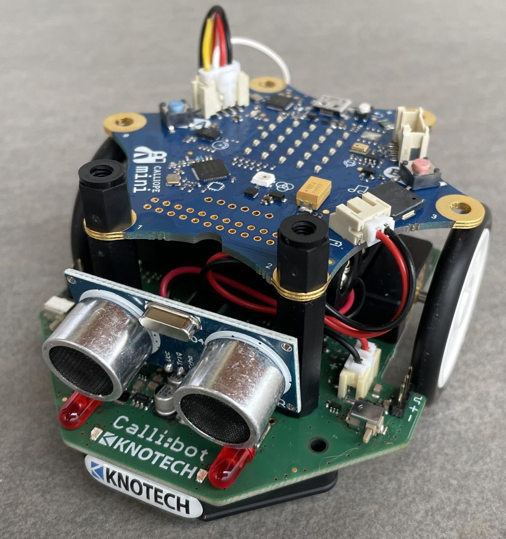 Kabel versteckt Calliope wurde an Calli:bot angeschraubt. Die Kabel stehen nicht mehr über.