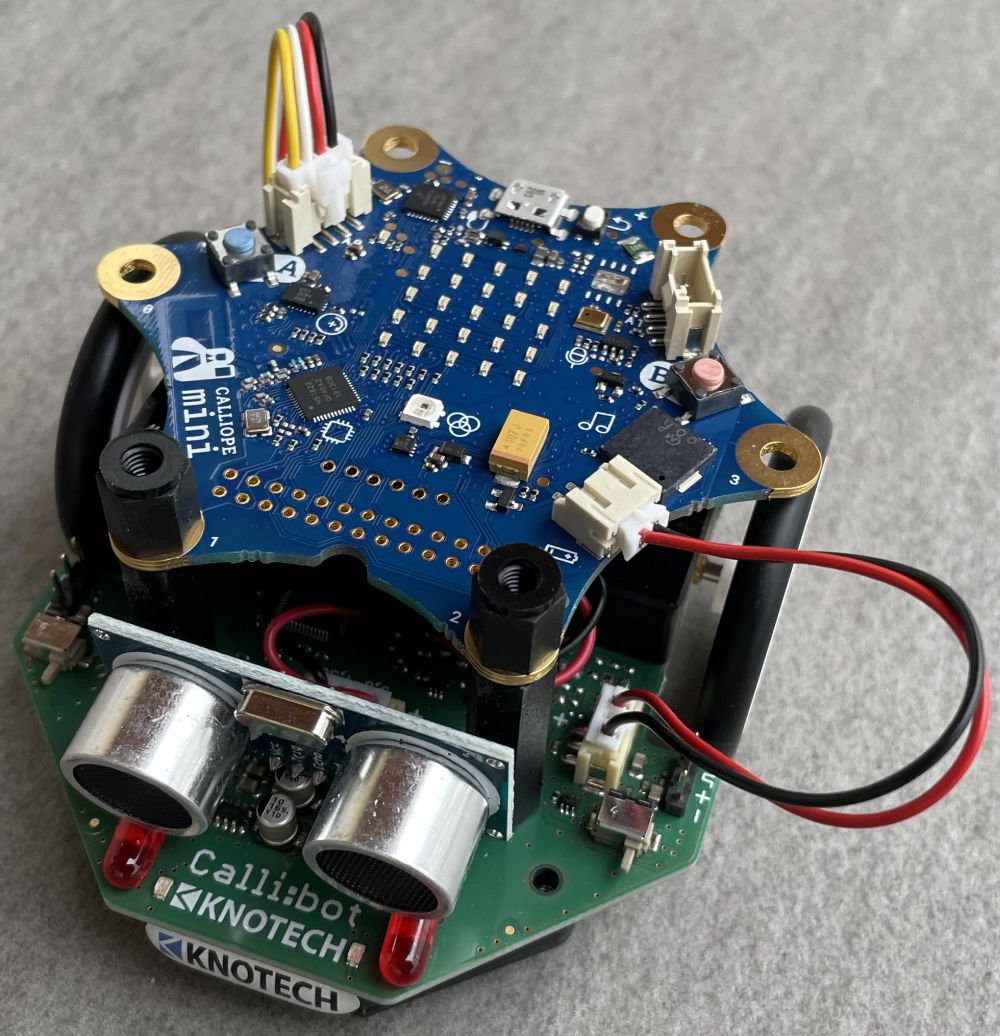 Zusammengebaut Calliope wurde an Calli:bot angeschraubt. Allerdings stehen Kabel über.